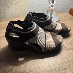 Bzees Wedge Sandals size 7 — Brown, Tan & Pink